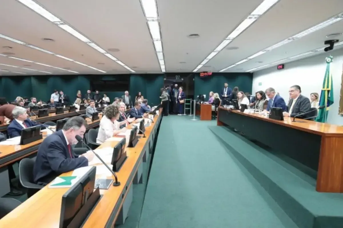 Imagem de compartilhamento para o artigo Câmara dá passo para reduzir maioridade penal e tema divide opiniões da MS Todo dia